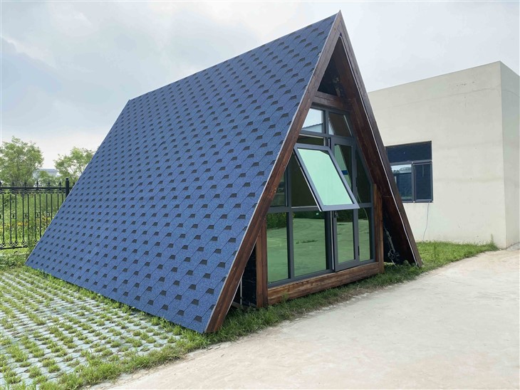 Draagbaar klein houten huis